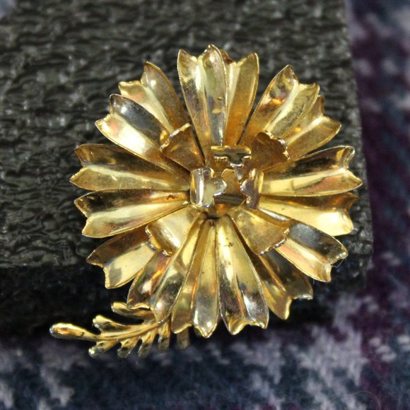 Vintage Gold-tone Flower Pin - Picture 1 of 4